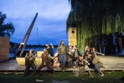 Szenenbild aus «Wasserland - ein Sommernachtssturm», Paul Steinmann schrieb das Stück zum 1250-Jahr-Jubiläum von Steinach. (Bild: KEYSTONE/Gian Ehrenzeller)