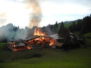 Flammen fressen den Stall und die Remise auf. Bild: Kantonspolizei Schwyz (Vorderthal, 31. August 2019)