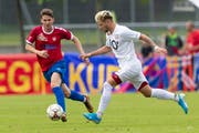 Das Fussballspiel zwischen dem SC Cham (rot) gegen den FC Rapperswil-Jona (weiss) fand aif dem Eizmoss in Cham statt.Chams 12 Ramon Cecchini auf Liste gegen Rapperswils 10 Manuel Kubli.(Bild: Roger Zbinden, freier Fotograf (Cham, 31. August 2019))