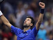 Erleichterung beim Topfavoriten: Novak Djokovic scheint seine Schulterprobleme in den Griff bekommen zu haben und steht am US Open im Achtelfinal (Bild: KEYSTONE/AP/CHARLES KRUPA)