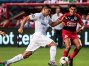 Giovanni Simeone (links) bei einem seiner wohl letzten Spiele mit der Fiorentina Mitte Juli im Test gegen Chivas Guadalajara (Bild: KEYSTONE/EPA/TANNEN MAURY)