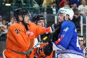 Bisweilen ging es hart zur Sache: Hämeenlinnas Filip Krivosik (links) bearbeitet Zugs Carl Klingberg. Bild: Claudio Thoma/Freshfocus (Zug, 31. August 2019)