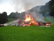 Der Stall und die Remise stehen in Vollbrand. Bild: Kantonspolizei Schwyz (Vorderthal, 31. August 2019)