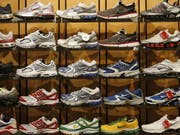 Als Folge des Handelskrieges zwischen China und den USA wird der Preis für Laufschuhe aus China in den USA deutlich steigen. 70 Prozent der in den USA verkauften Schuhe stammen aus China. (Bild: KEYSTONE/AP/RICK BOWMER)