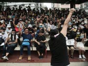 Die Demonstranten im Sportstadion in Hongkong singen Slogangs gegen die Regierung. (Bild: Keystone/AP/JAE C. HONG)