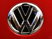 Der Volkswagen-Konzern hat sich mit klagenden Fahrzeugbesitzern und der US-Umweltbehörde EPA auf eine Lösung im Streit um angebliche Falschangaben zum Benzinverbrauch von Autos geeinigt. (Bild: KEYSTONE/AP/GENE J. PUSKAR)