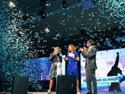 Mit Konfettiregen stimmte die FDP Schweiz in Aarau die Parteibasis auf die nationalen Wahlen ein: Bundesrätin Karin Keller-Sutter, Parteipräsidentin Petra Gössi und Bundesrat Ignazio Cassis (von links nach rechts). (Bild: KEYSTONE/WALTER BIERI)
