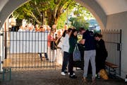 Der Ansturm nach der Türöffnung ist gross. (Bild: Andreas Taverner)