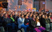 Gebannt blicken die Zuschauer im Innenhof des Staatsarchiv auf die Videoleinwand.Bild: Andreas Taverner