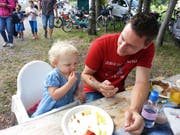 Der Teller ist leer, der Mund ist rot: Gross und Klein genossen die frittierten Fische. (Bild: Erwin Schönenberger)