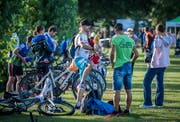 Gute Stimmung schon bei der Ankunft der Athleten am Morgen. (Bild: Reto Martin)