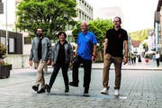 Manuel Beck, Renate Bachmann, Fredy Gstöhl und Olivier Künzler enthüllten die Startlinie der Schweizer Etappe. (Bild: Daniel Schwendener)