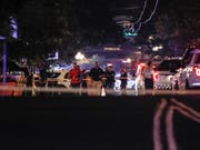 Behörden am Tatort: In Dayton hat ein Mann mindestens neun Menschen erschossen. Der Schütze ist laut Polizei ebenfalls tot. (Bild: KEYSTONE/AP/JOHN MINCHILLO)