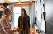 Michaela Schlegel (links) und Simone Stamm tauschen sich im Schulhaus Schönenberg in Wattwil über ihre Erfahrungen aus.Bild: Timon Kobelt