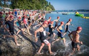 Start zum Plausch Triathlon. Zuerst heisst es für die Teilnehmerinnen und Teilnehmer, 400 Meter schwimmen im Untersee. (Bild: Reto Martin)