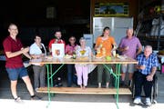 Das Organisationsteam der Dorfgemeinschaft begrüsst die Besucher am Eingang der Halle der Familie Brönnimann. (Bild: Werner Lenzin)