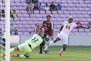 Blessing Eleke (rechts) hat einen schweren Stand gegen die Genfer Defensive. (Bild: Salvatore Di Nolfi/Keystone, Genf, 4. August 2019)