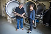 Die Archäologen bauten ihre Anlage selber: Christoph Müller und Irene Ebneter. (Bilder: Reto Martin)