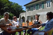 Gut gelaunte Gäste geniessen ihre Zeit in der Komturei. (Bilder: Christoph Heer)