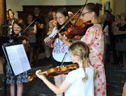 Spezielle Atmosphäre: Die Zuhörer standen und sassen hautnah rund um die Musizierenden. (Bild: Hanspeter Thurnherr)