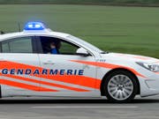 Die Kantonspolizei Waadt hat in der Nacht auf Sonntag einen Brand in einer Klinik in Nyon VD bestätigt. (Bild: KEYSTONE/LAURENT GILLIERON)