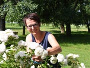 Sonja Brühlmann, die Präsidentin des Landfrauenvereins Hefenhofen-Sommeri, schneidet in ihrem Garten Rosen. (Bild: Yvonne Aldrovandi-Schläpfer)