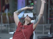 Jeder Kinogänger bekommt eine eigene VR-Brille und Kopfhörer. (Bild: PD)