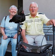 Narcisia und Siegfried Monn haben ein Herz für Tiere. Mit Henne Nerina machen sie Schülern und Senioren in der Region eine Freude. (Bild: Jolanda Riedener)