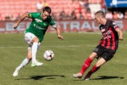 St.Gallens Captain Silvan Hefti (links) gegen Xamax-Verteidiger Leo Seydoux. (Bild: Pascal Muller/Freshfocus)