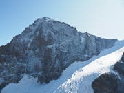 Der Unfall passierte zwischen dem Grand Gendarme und dem Gipfel des Dent Blanche auf mehr als 4000 Metern über Meer. (Bild: Walliser Kantonspolizei)