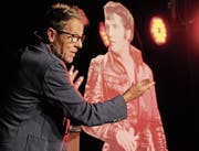 Bänz Friedli mit dem Pappkameraden Elvis Presley im Kleintheater Zeltainer in Unterwasser. Bild: Rudolf Steiner