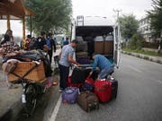 Tausende Feriengäste und Pilger verlassen am Samstag aufgrund von Reisewarnungen die Kaschmir-Region. (Bild: KEYSTONE/EPA/FAROOQ KHAN)