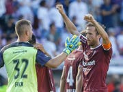 Die Servettiens mit Goalie Jérémy Frick und Captain Anthony Sauthier haben Grund zur Freude (Bild: KEYSTONE/SALVATORE DI NOLFI)