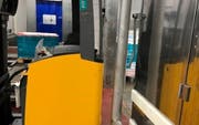 Der Arbeiter wurde nach dem Unfall per Rettungswagen ins Spital gebracht. (Bild: Landespolizei)