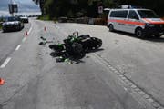 Das Motorrad erlitt ebenso wie das am Unfall beteiligte Auto Totalschaden. Der Motorradlenker wurde verletzt ins Spital gebracht. (Bild: Kantonspolizei St. Gallen)