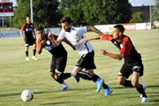 Der Uzwiler Thomas Knöpfel (weiss) realisiert den ersten Treffer gegen die U20 des FC Wil. (Bild: Urs Nobel)