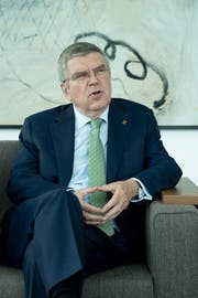 Auch Thomas Bach kann die Merkel-Raute. (Bild: Greg Martin/IOC)