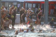 Die Teilnehmer begeben sich in Stein am Rhein ins Wasser. (Bild: Peter Spirig)