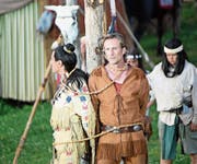 Tom Volkers als Winnetou und Richard Bucher als Old Shatterhand in einer misslichen Lage. (Bild: Romano Cuonz. Engelberg, 4. Juli 2019)