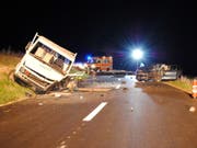 Drei Personen wurden bei dem Unfall in Osterfingen SH verletzt. Sie wurden per Helikopter und Ambulanz in Spitäler gebracht. (Bild: Kantonspolizei Schaffhausen)