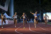 Mujinga Kambundji (zweite von rechts) gewinnt das Rennen über 100 m in starken 11,15 Sekunden. (Bild: Keystone/Anthony Anex)