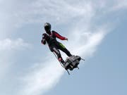 Der Extremsportler Franky Zapata bei einem Probeflug mit seinem Flyboard in der Nähe von Calais. (Bild: KEYSTONE/AP/MICHEL SPINGLER)