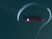 Schnellboote der iranischen Revolutionsgarden umkreisen ein Tankerschiff. Laut der Nachrichtenagentur Irna setzten sie ein Schiff wegen des Schmuggels von 700'000 Litern Treibstoff fest. (Bild: KEYSTONE/AP Tasnim News Agency/MORTEZA AKHOONDI)