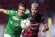 St.Gallens Lukas Görtler im Zweikampf mit Pietro Di Nardo. (Bild: Keystone)