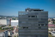Oben eine Bar, unten ein Bistro: Der Turm der Firma Fortimo.