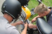 Vergaserprobleme an einem Zündapp Belmondo: Die meisten Töffli sind mehrere Jahrzehnte alt. (Bild: Rolf Lüthi)