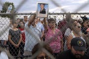 Freunde der am Samstag in El Paso erschossenen Mexikanerin Elsa Mendoza Marquez halten während eines Gedenkgottesdienstes in der amerikanischen Grenzstadt ein Foto der Verstorbenen in die Kameras. (Bild: Mark Lambie/Keystone)