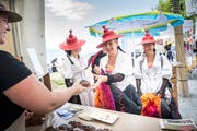 Bei Agro Marketing Thurgau können sich die Teilnehmerinnen des Spektakels mit Apfelbrot eindecken.