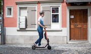 Das E-Trottinett polarisiert. In St.Gallen wird es wohl bald öfters anzutreffen sein. Bild: Benjamin Manser