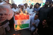 Aufgebrachte Menschen verbrennen die indische Flagge und protestieren dagegen, dass Indien die Autonomie für Kaschmir aufhebt. (Bild: Bilawal Arbab/EPA, 05. August 2019)